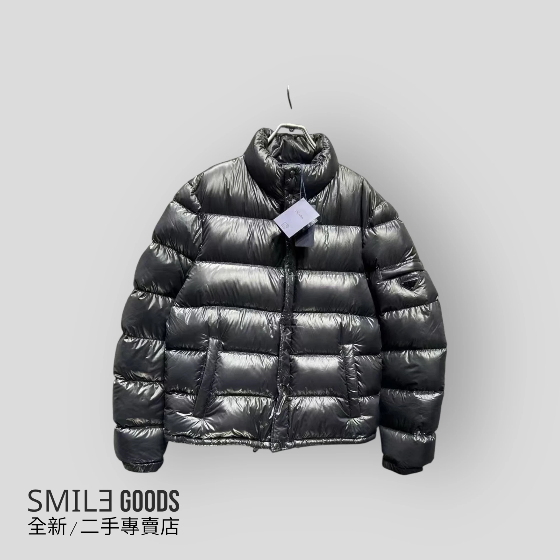 ［SMILE]Prada 經典爆款 手臂口袋金屬三角標 黑色拉鍊羽絨服