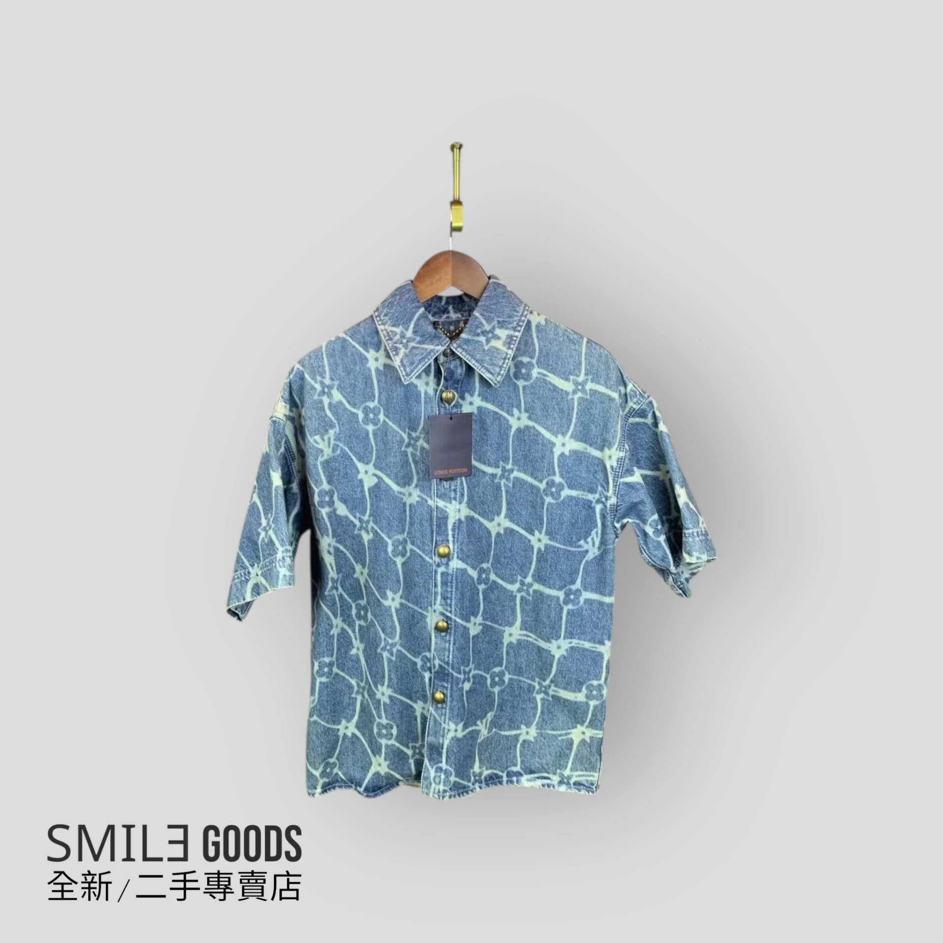 ［SMILE] LOUIS VUITTON SS24 Logo印花翻領單排扣牛仔短袖襯衫