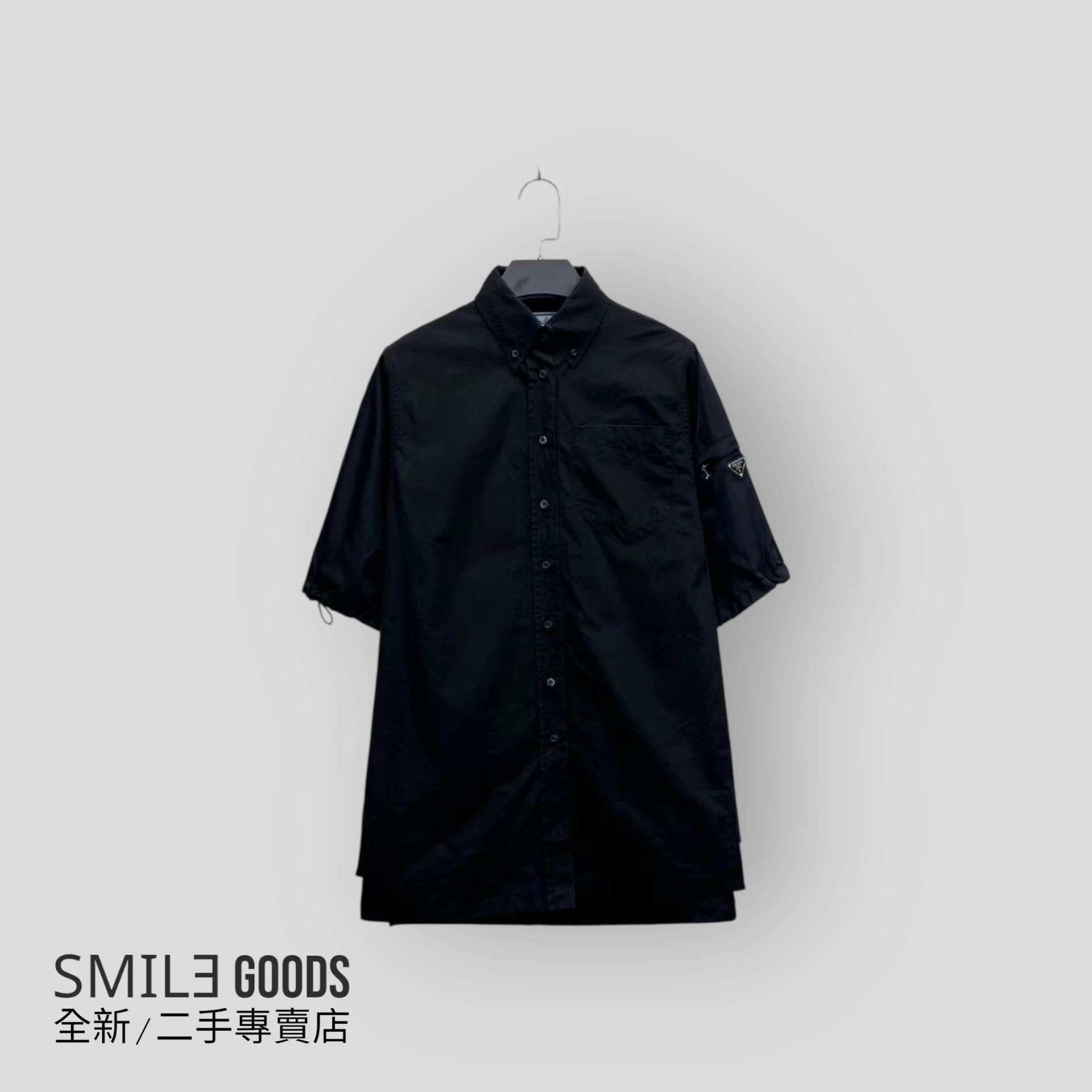 [SMILE] Prada黑色 Re-Nylon 再生尼龍手臂抽繩拉鍊金屬三角標短袖襯衫外套