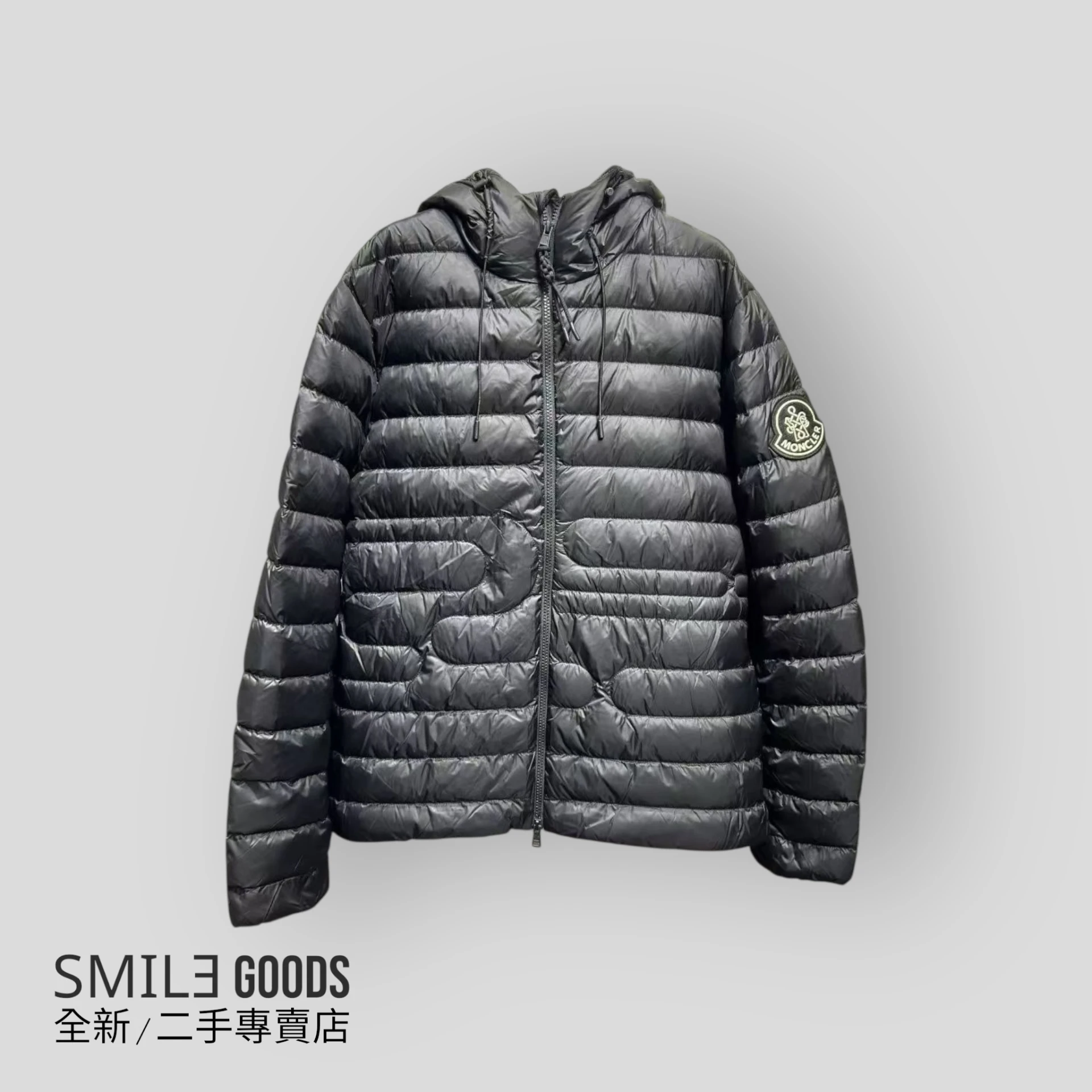 [SMILE] Moncler 2025新款 蛇年限定膠囊系列 黑色浮雕幾何連帽羽絨外套