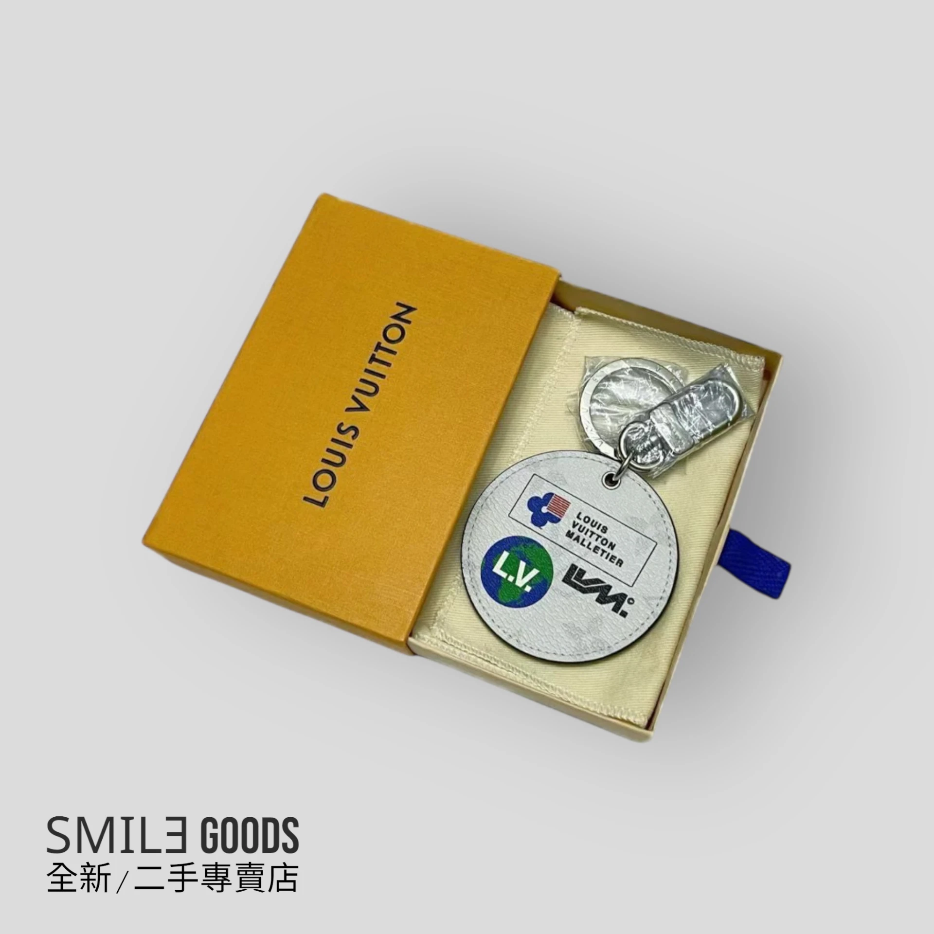 [SMILE] Louis Vuitton LV 白色老花 字母 地球鑰匙扣