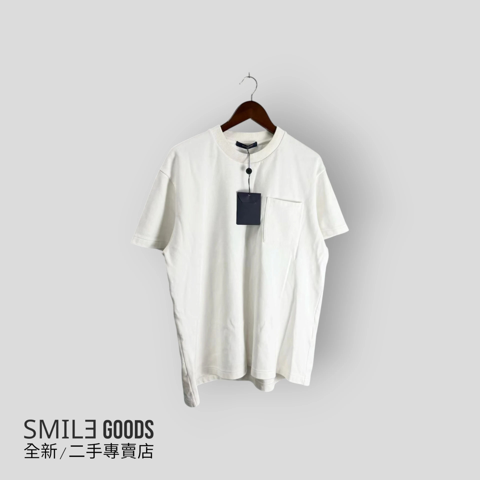 [SMILE]Louis Vuitton LV白色口袋後背滿logo短袖