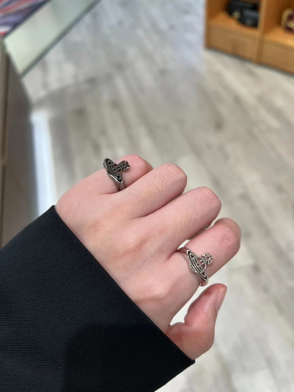 VIVIENNE WESTWOOD *現貨槍色XXL*簍空行星 925銀戒指
