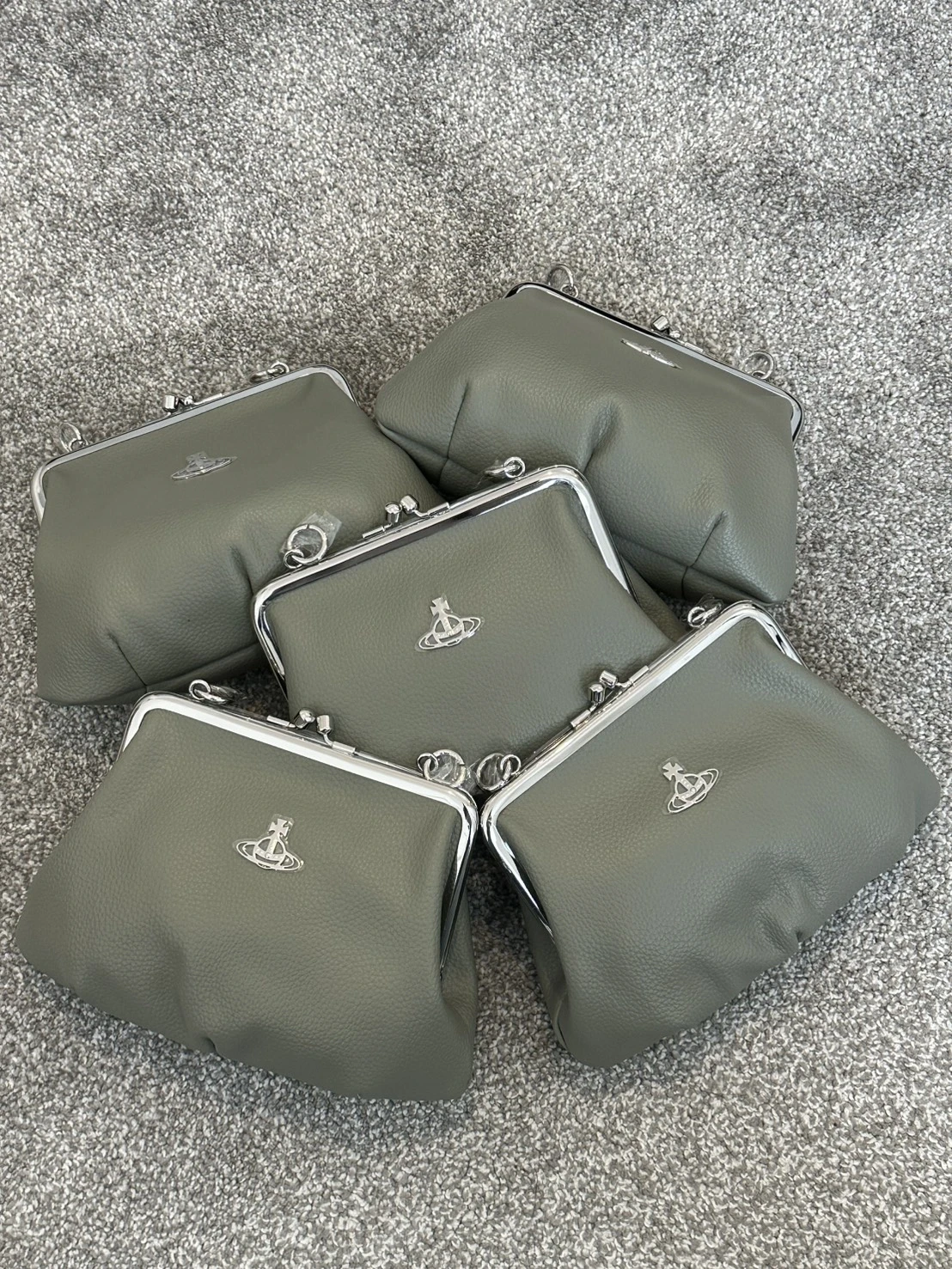 VIVIENNE WESTWOOD*現貨*灰綠荔枝紋路餃子包