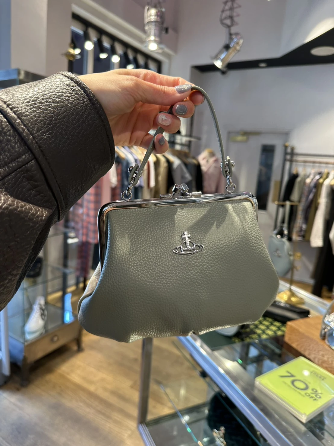 VIVIENNE WESTWOOD*現貨*灰綠荔枝紋路餃子包