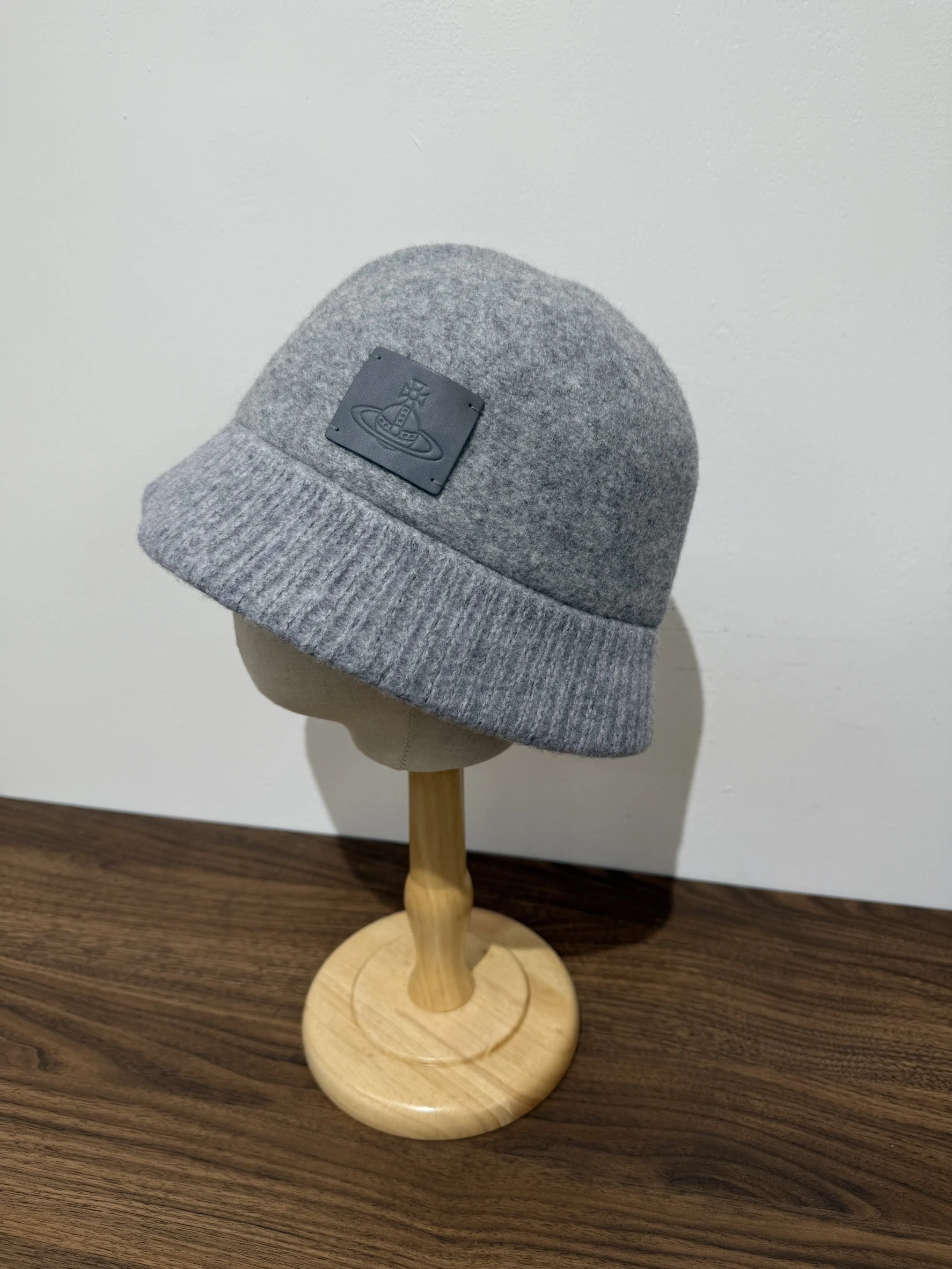 VIVIENNE WESTWOOD*現貨*羊毛牛皮標盆帽 灰色 黑色