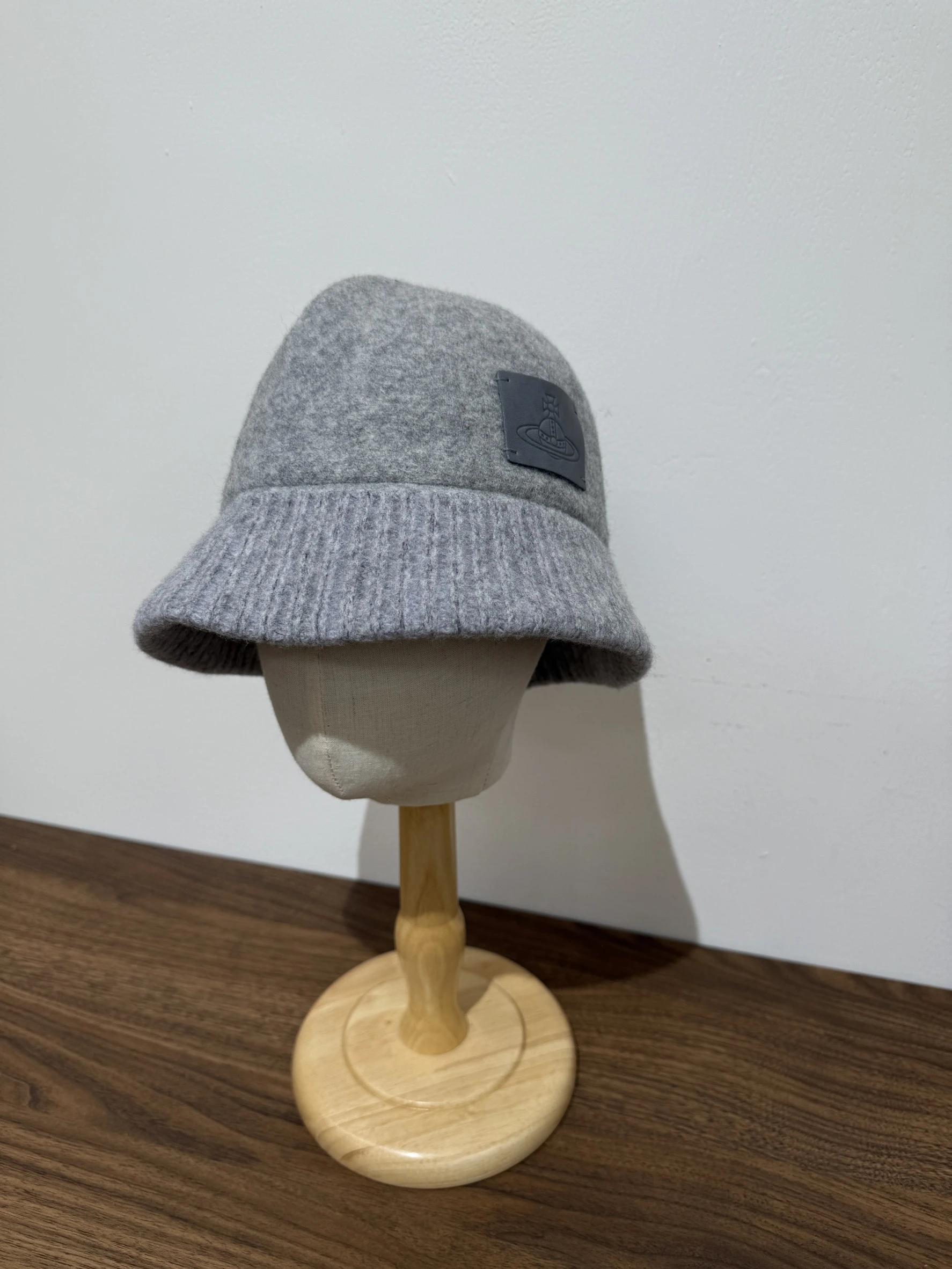 VIVIENNE WESTWOOD*現貨*羊毛牛皮標盆帽 灰色 黑色