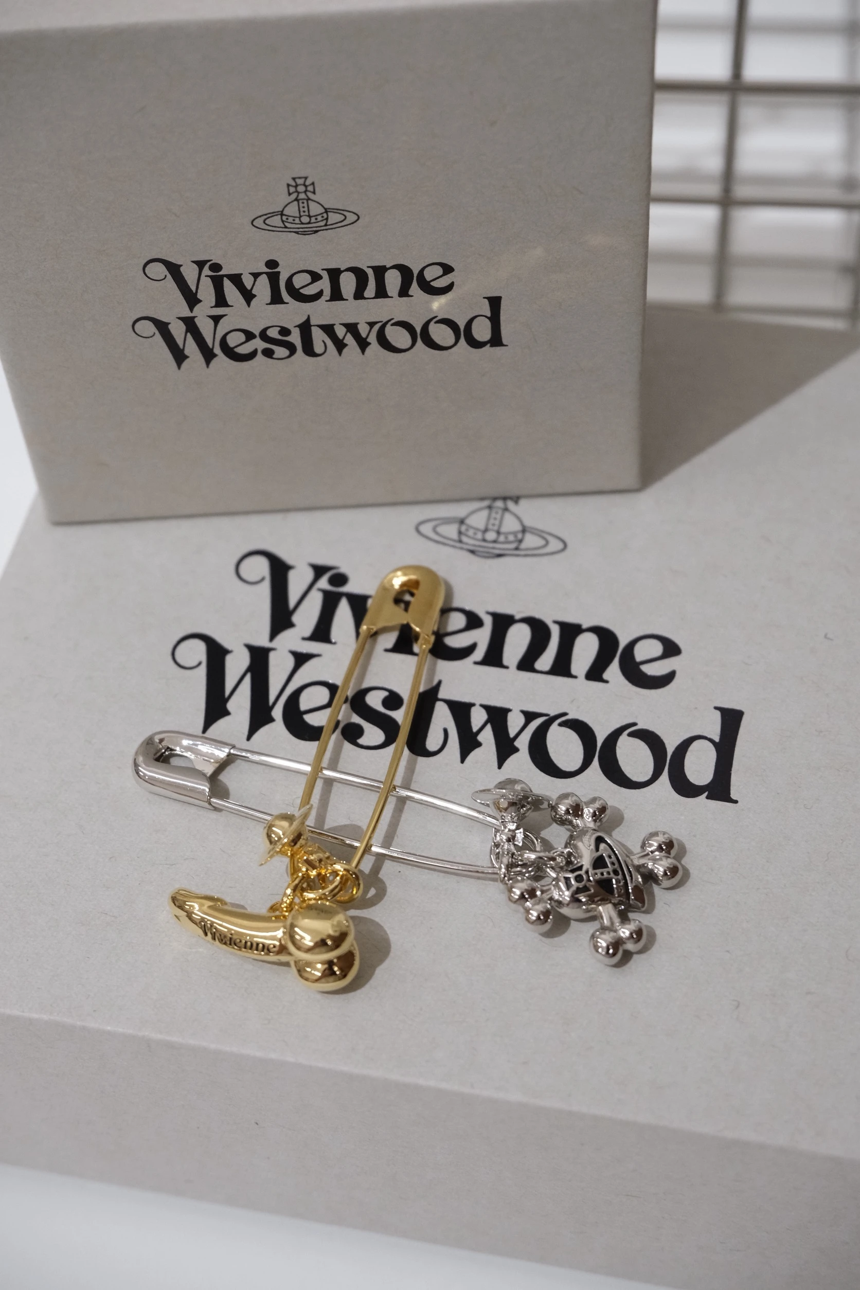 VIVIENNE WESTWOOD*現貨*珠寶展限定 別針 金色雞雞 銀色愛心