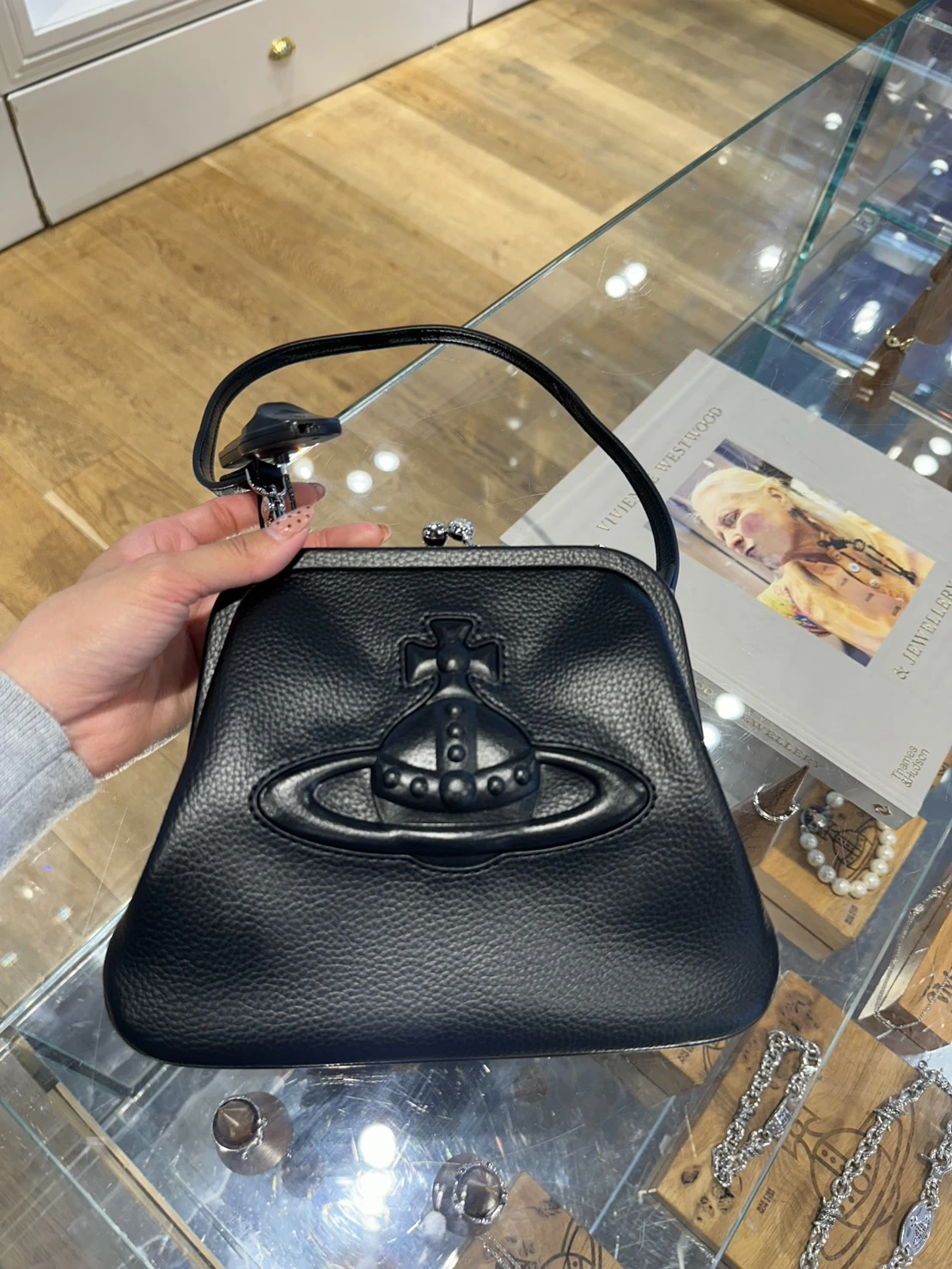 VIVIENNE WESTWOOD*預購*口金腋下包 Jennie同款 新版本 荔枝皮革