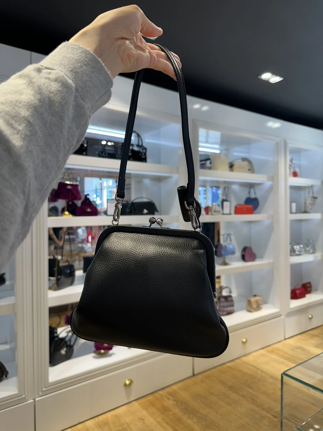 VIVIENNE WESTWOOD*預購*口金腋下包 Jennie同款 新版本 荔枝皮革