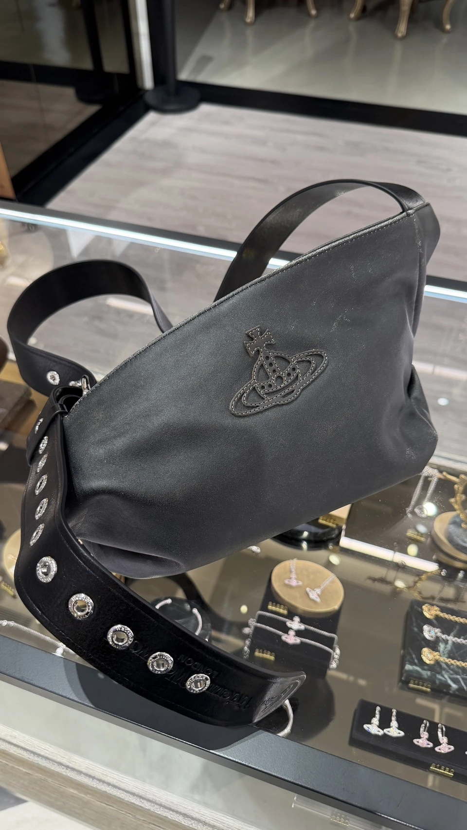 VIVIENNE WESTWOOD*預購*皮革斜背包 26年新款