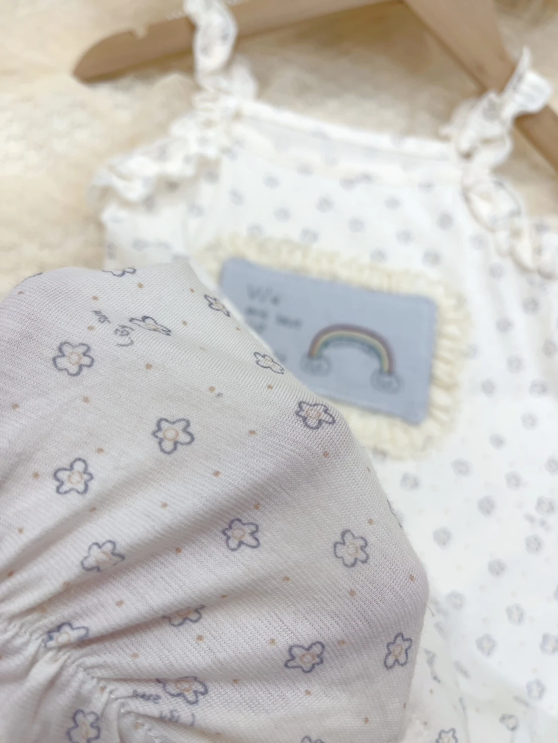 彩虹刺繡爬服