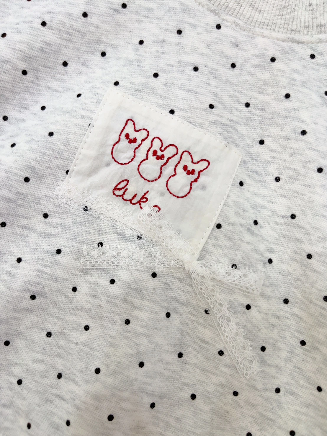 點點小兔布貼大學T
