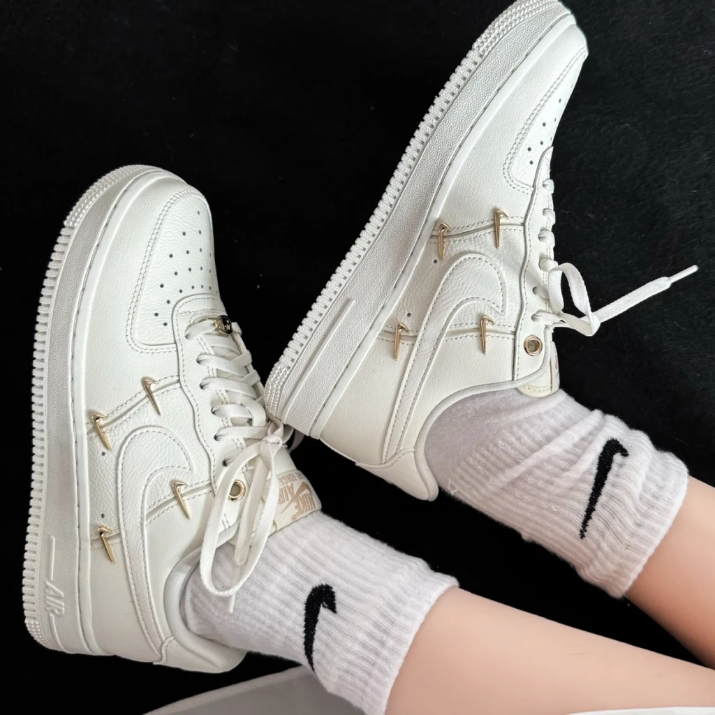 NIKE AIR FORCE 1 LOW 泫雅同款奶油小金勾 白金 (FV3654-111)