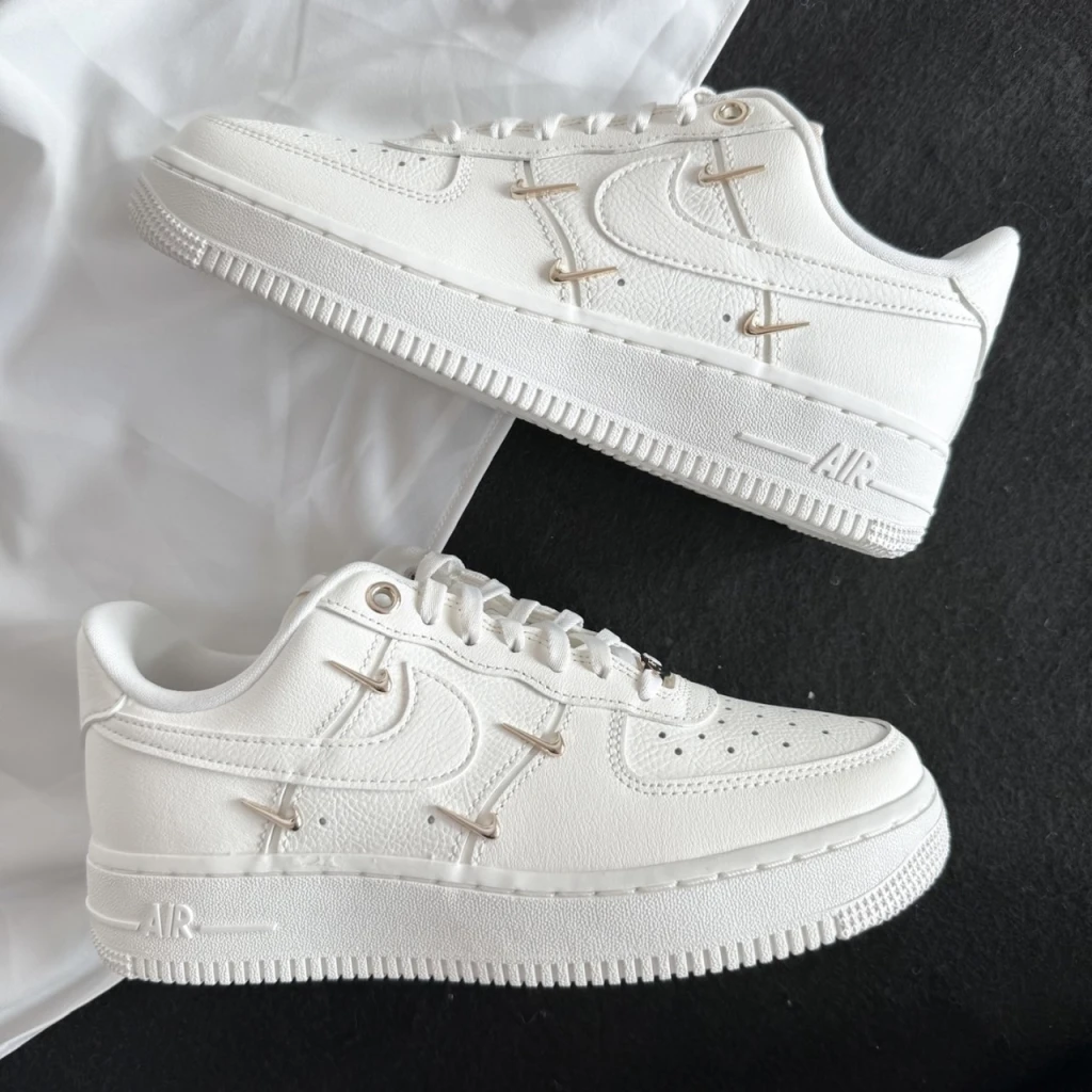 NIKE AIR FORCE 1 LOW 泫雅同款奶油小金勾 白金 (FV3654-111)