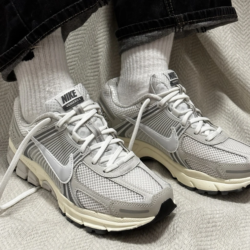 NIKE AIR ZOOM VOMERO 5 淺灰奶油底 灰白 (HF0731-007)