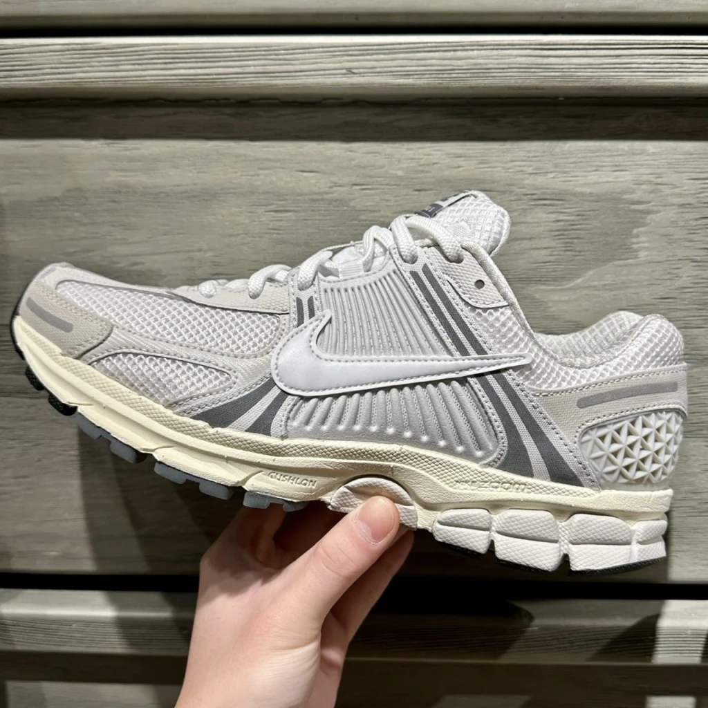 NIKE AIR ZOOM VOMERO 5 淺灰奶油底 灰白 (HF0731-007)