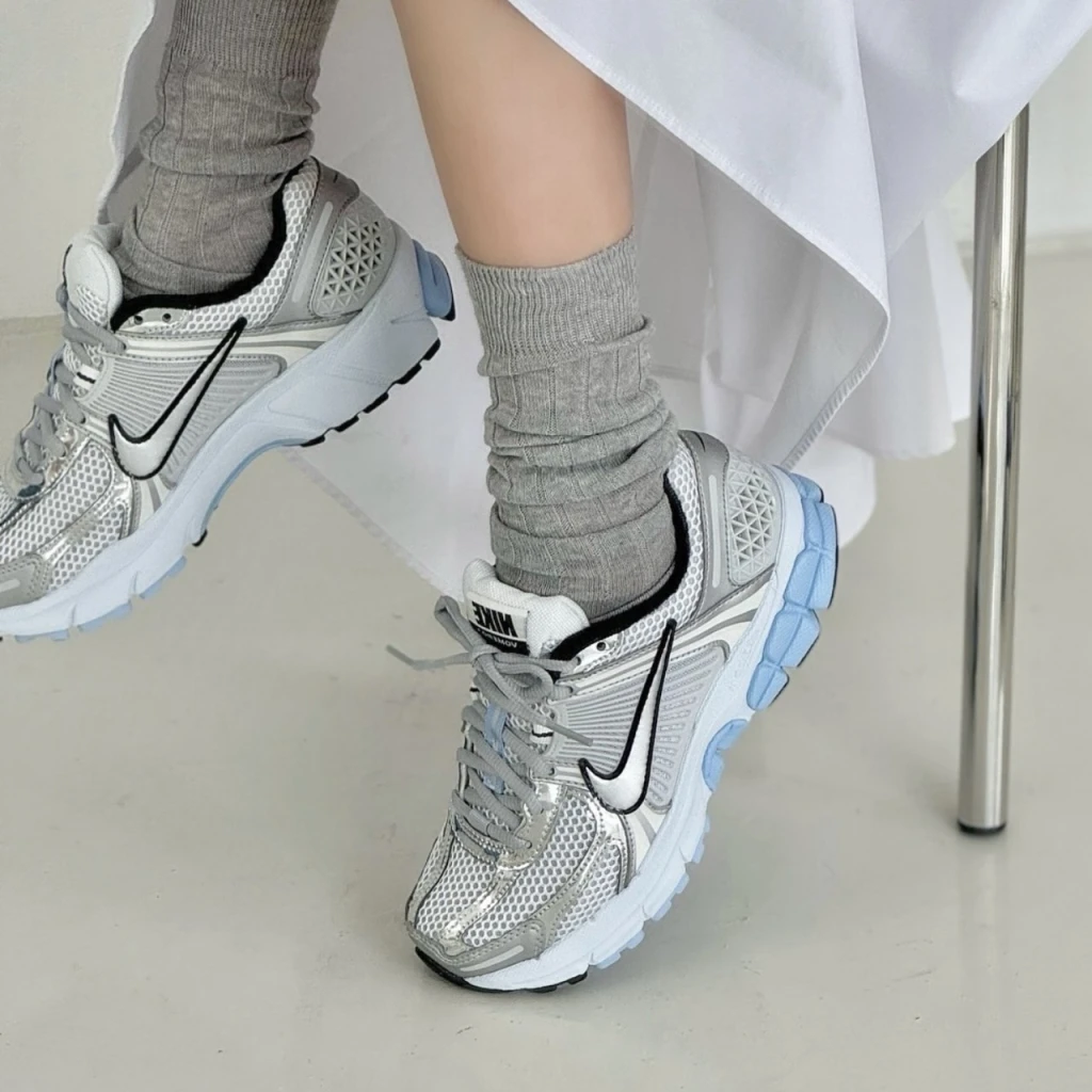 NIKE AIR ZOOM VOMERO 5 金屬銀藍 (HF1877-100)
