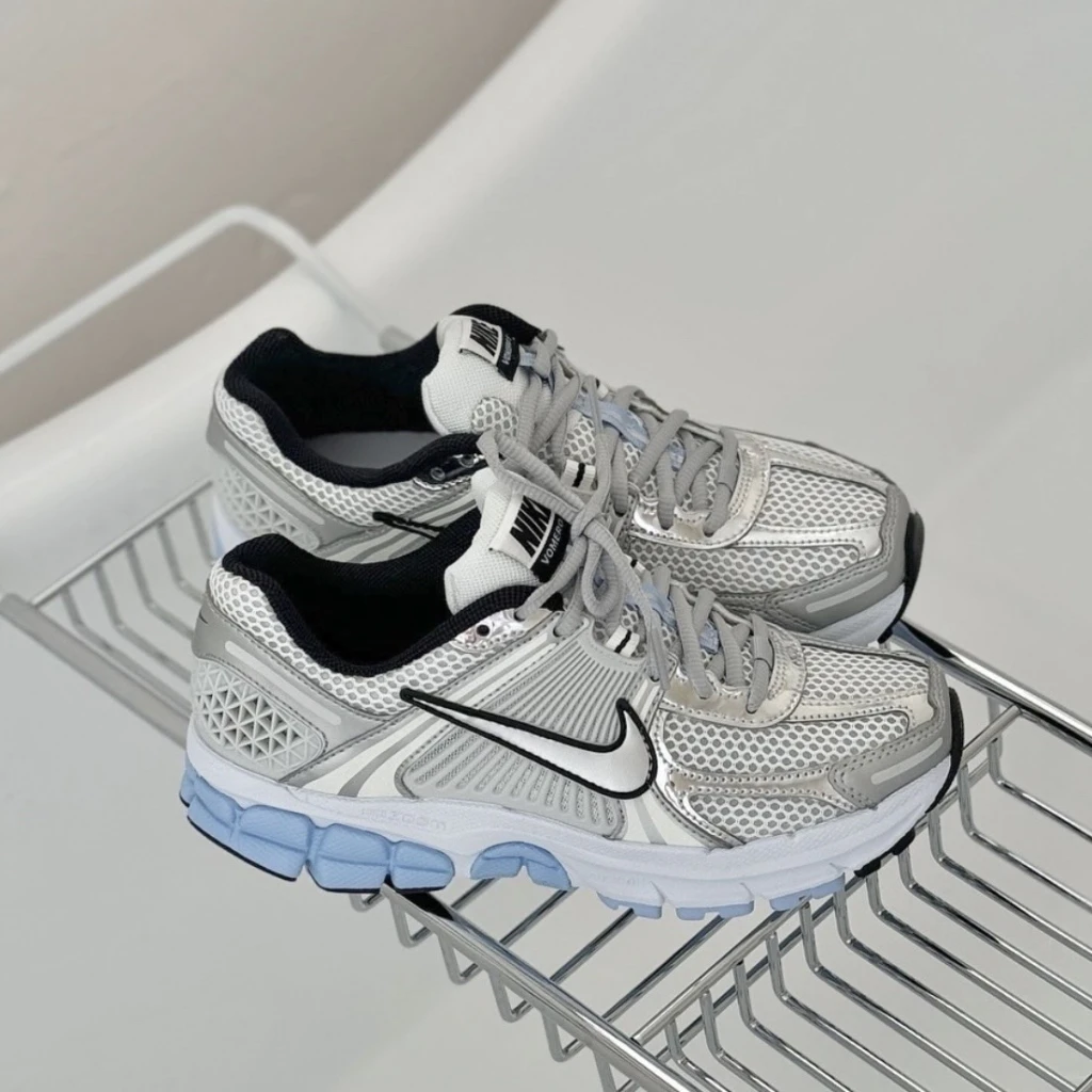 NIKE AIR ZOOM VOMERO 5 金屬銀藍 (HF1877-100)