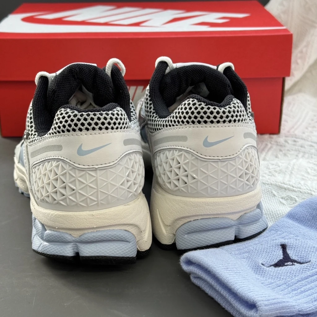 NIKE AIR ZOOM VOMERO 5 霧霾灰藍 (FQ7079-001)