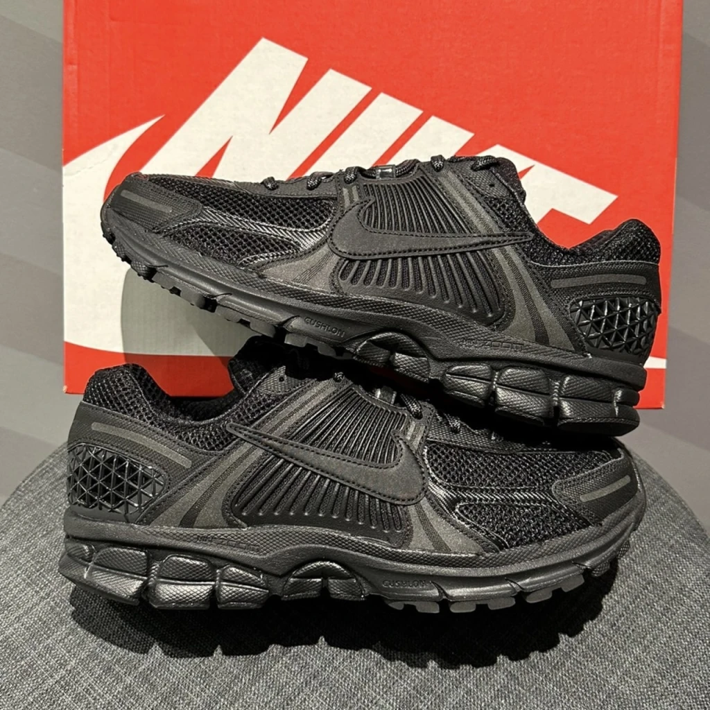 <超好腳感又好搭> NIKE AIR ZOOM VOMERO 5 黑魂 (BV1358-003)