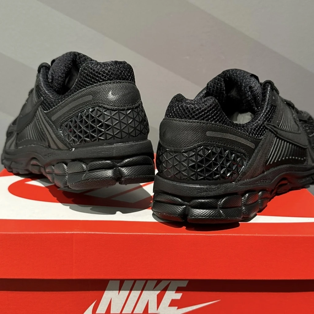 <超好腳感又好搭> NIKE AIR ZOOM VOMERO 5 黑魂 (BV1358-003)