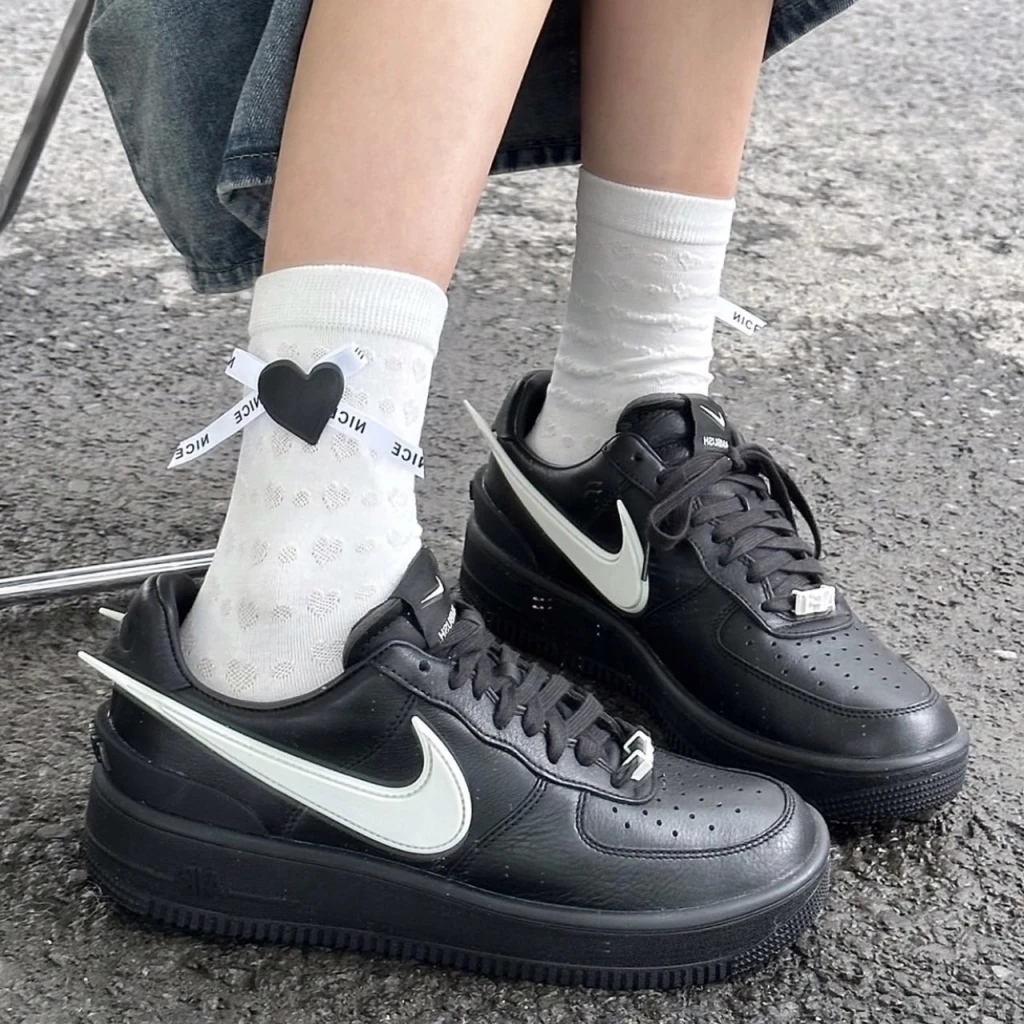 AMBUSH x NIKE AIR FORCE 1 LOW 黑白 飛鉤 聯名款(DV3464-001)