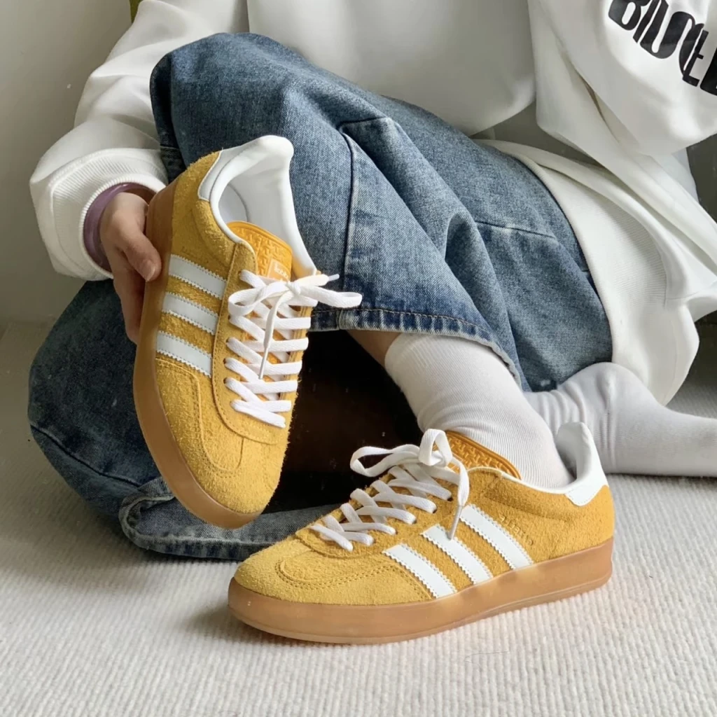 ADIDAS ORIGINALS GAZELLE INDOOR 芒果黃 黃白 (HQ8716)