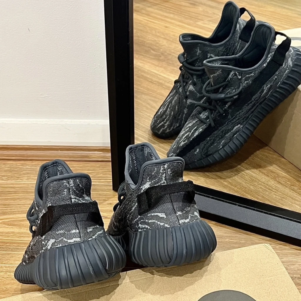 ADIDAS YEEZY BOOST 350 V2 黑鹽 (ID4811)