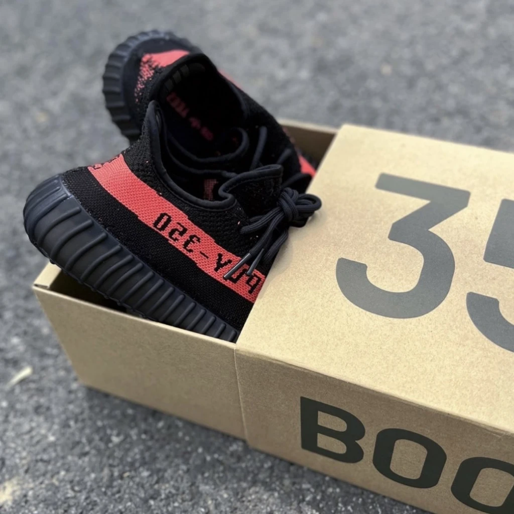 ADIDAS YEEZY BOOST 350 V2 "Core Black Red" 黑紅油漆條 (BY9612)