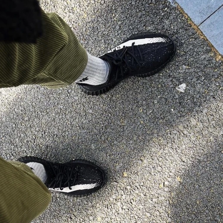 ADIDAS YEEZY BOOST 350 V2 "Oreo" 黑白油漆條 (BY1604)