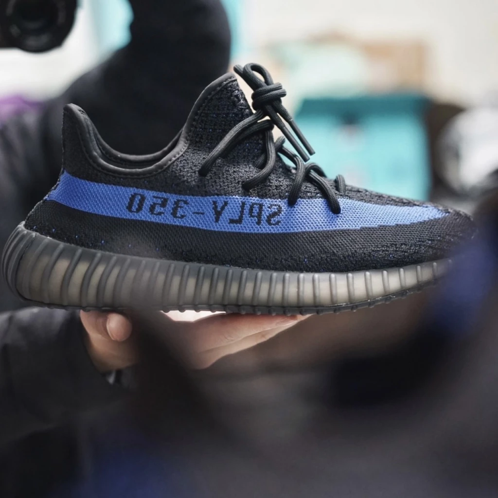 ADIDAS YEEZY BOOST 350 V2 黑藍油漆條 (GY7164)