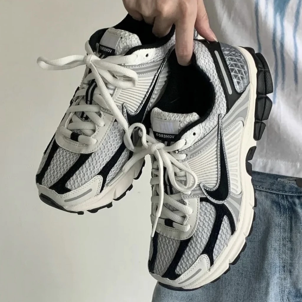 <限時百搭優惠> NIKE AIR ZOOM VOMERO 5 奶油黑灰 (HQ1182-001)