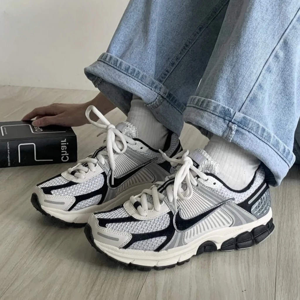 <限時百搭優惠> NIKE AIR ZOOM VOMERO 5 奶油黑灰 (HQ1182-001)