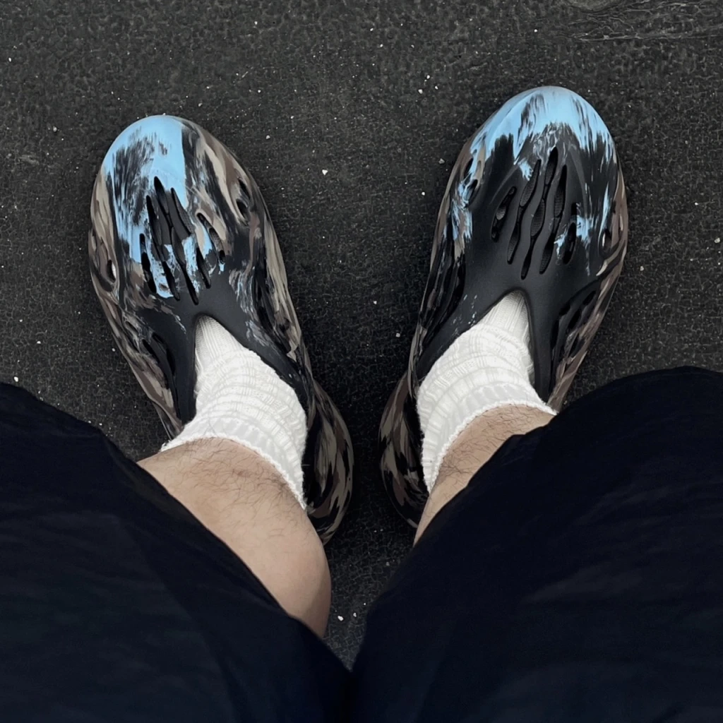 ADIDAS YEEZY FOAM RUNNER "Mx Cinder" 黑炫彩 (ID4126)