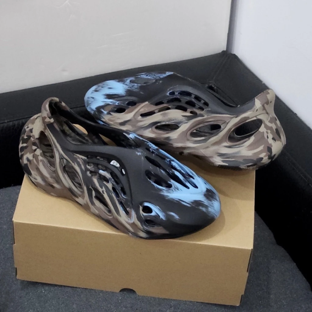 ADIDAS YEEZY FOAM RUNNER "Mx Cinder" 黑炫彩 (ID4126)