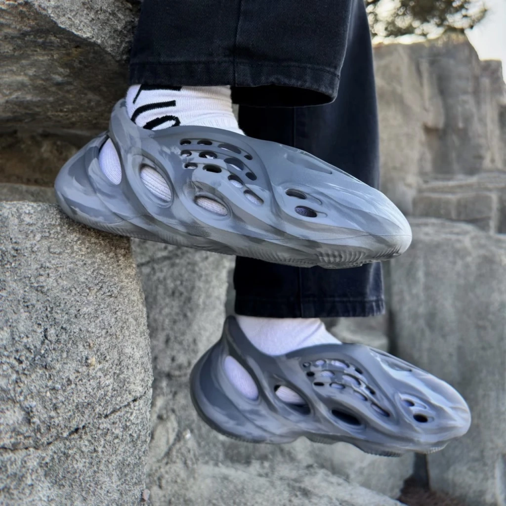 ADIDAS YEEZY FOAM RUNNER "Mx Granite" 水泥灰 (IE4931)