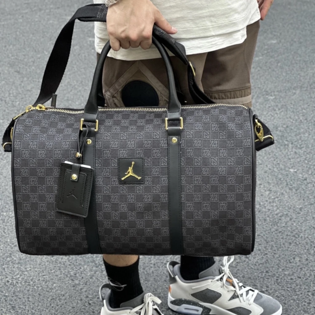 AIR JORDAN 黑金棋盤格 行李包（可肩背）