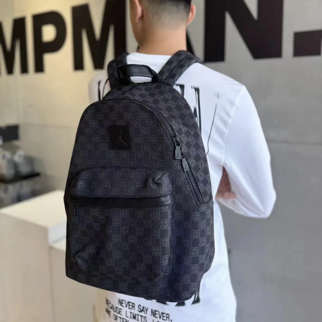 傑憲同款 AIR JORDAN 格紋後背包(黑/灰)