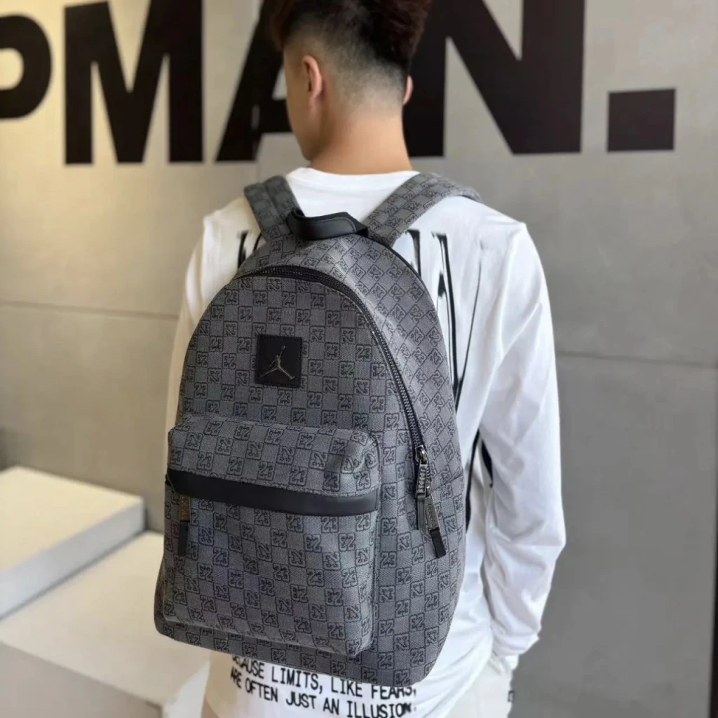 傑憲同款 AIR JORDAN 格紋後背包(黑/灰)