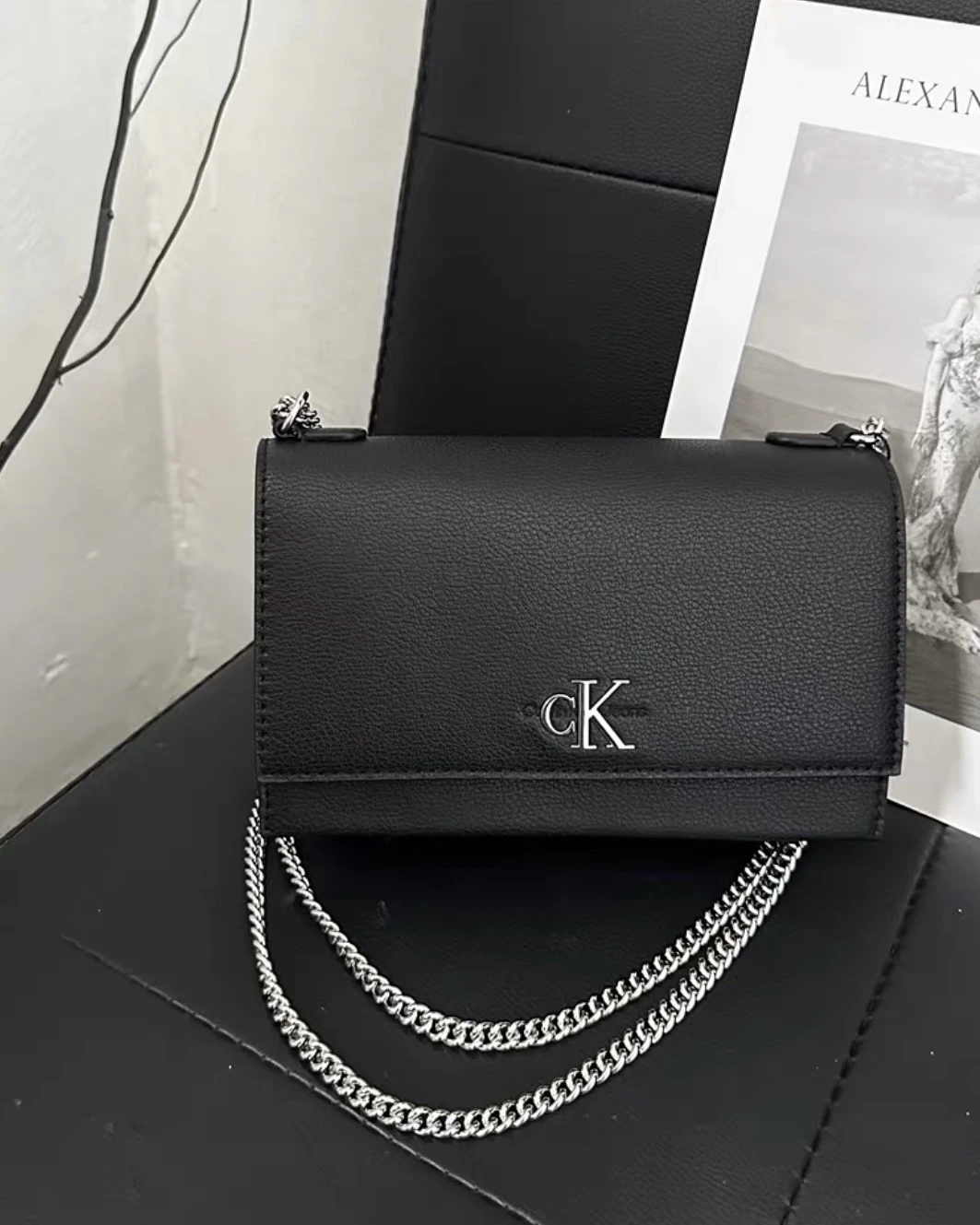 Calvin Klein & CK字母Logo翻蓋鏈條包