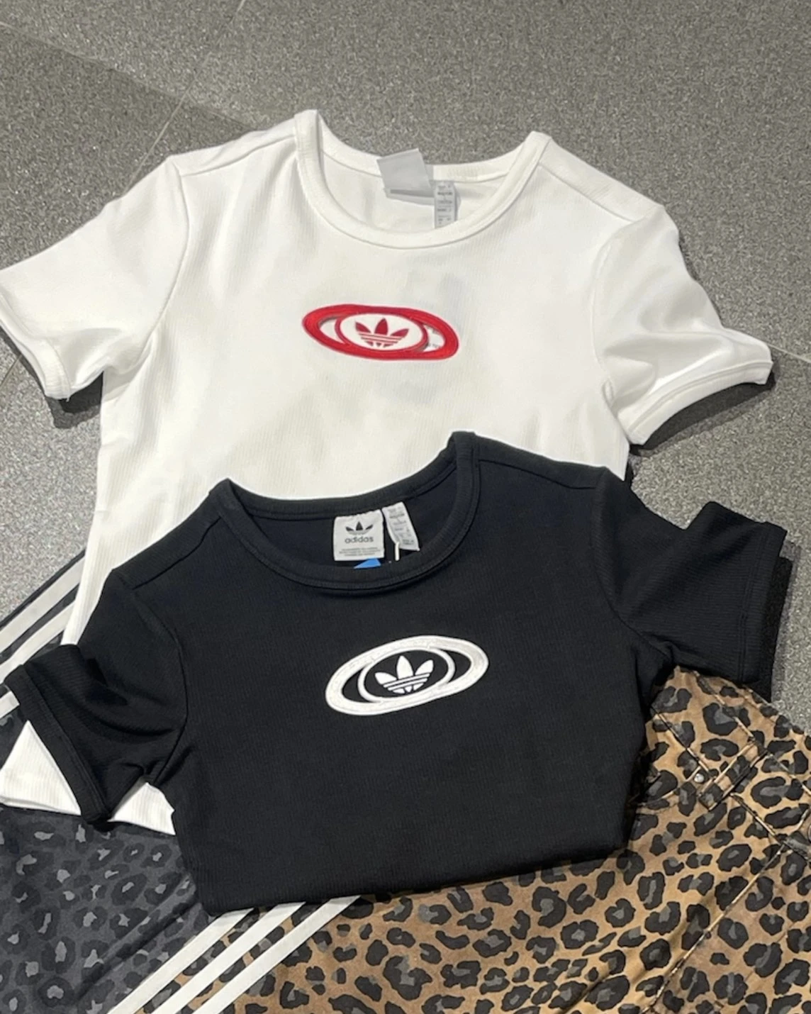 <Jennie同款> Adidas 簍空修身短袖T 黑白/白紅 KA2687 KA2686