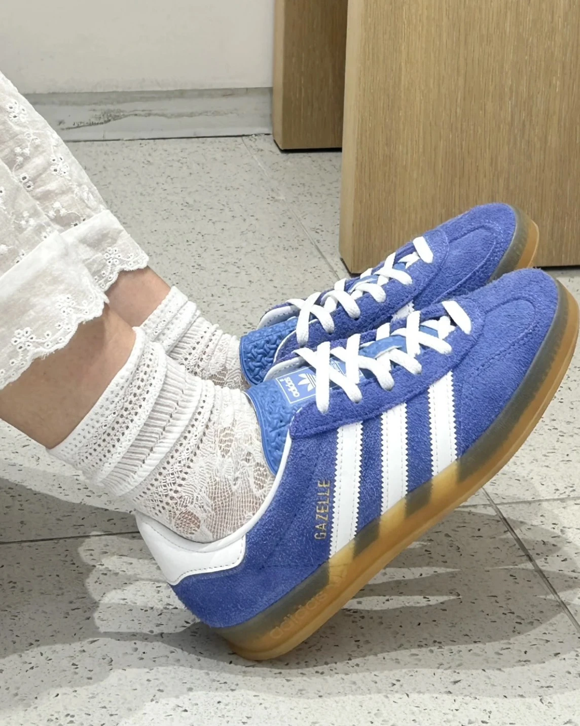 <限時折扣> ADIDAS ORIGINALS GAZELLE INDOOR 復古藍白 (HQ8717)