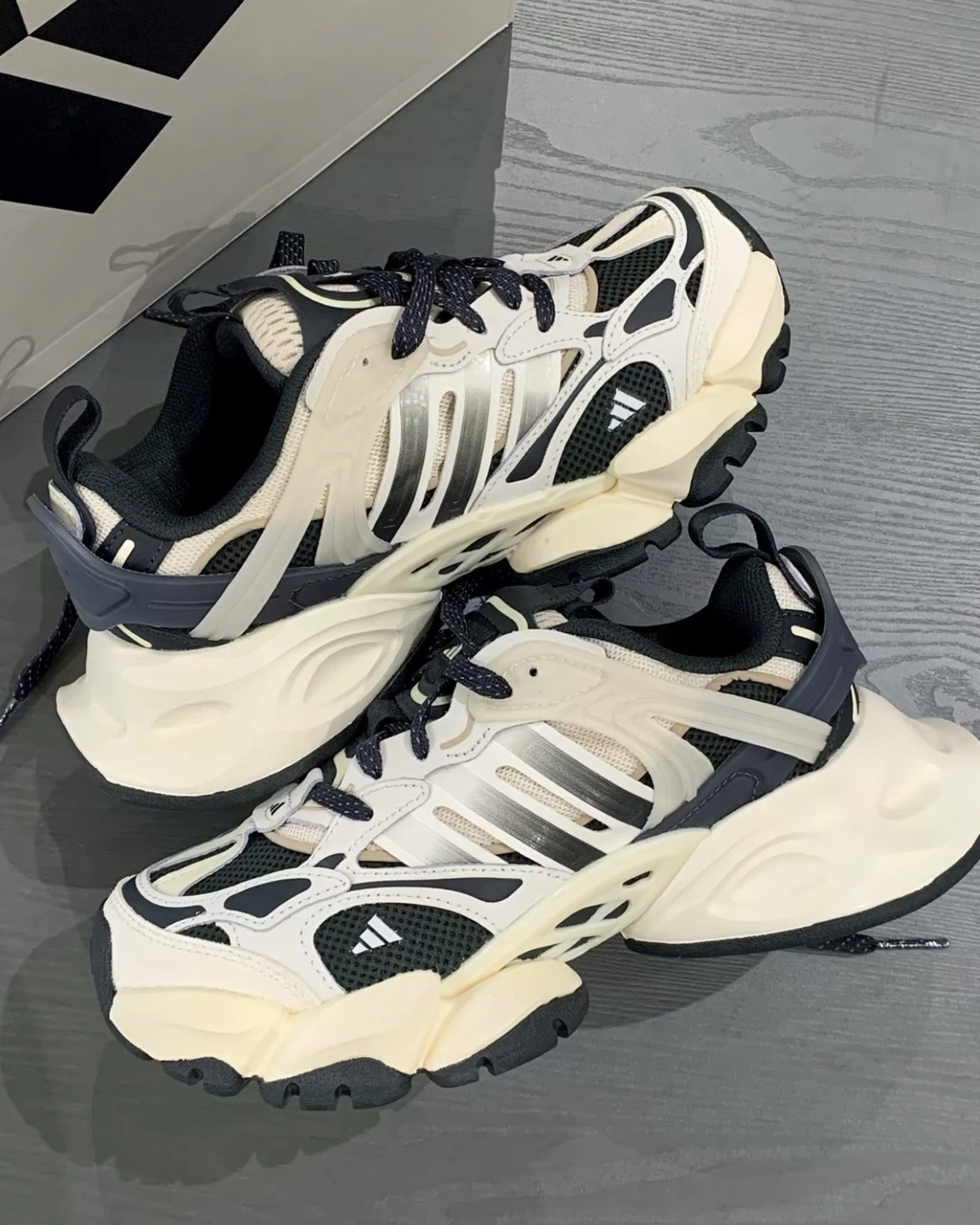 國外限定>ADIDAS XLG RUNNER DELUXE 白黑灰3XL平替(JR0577) 正品球鞋