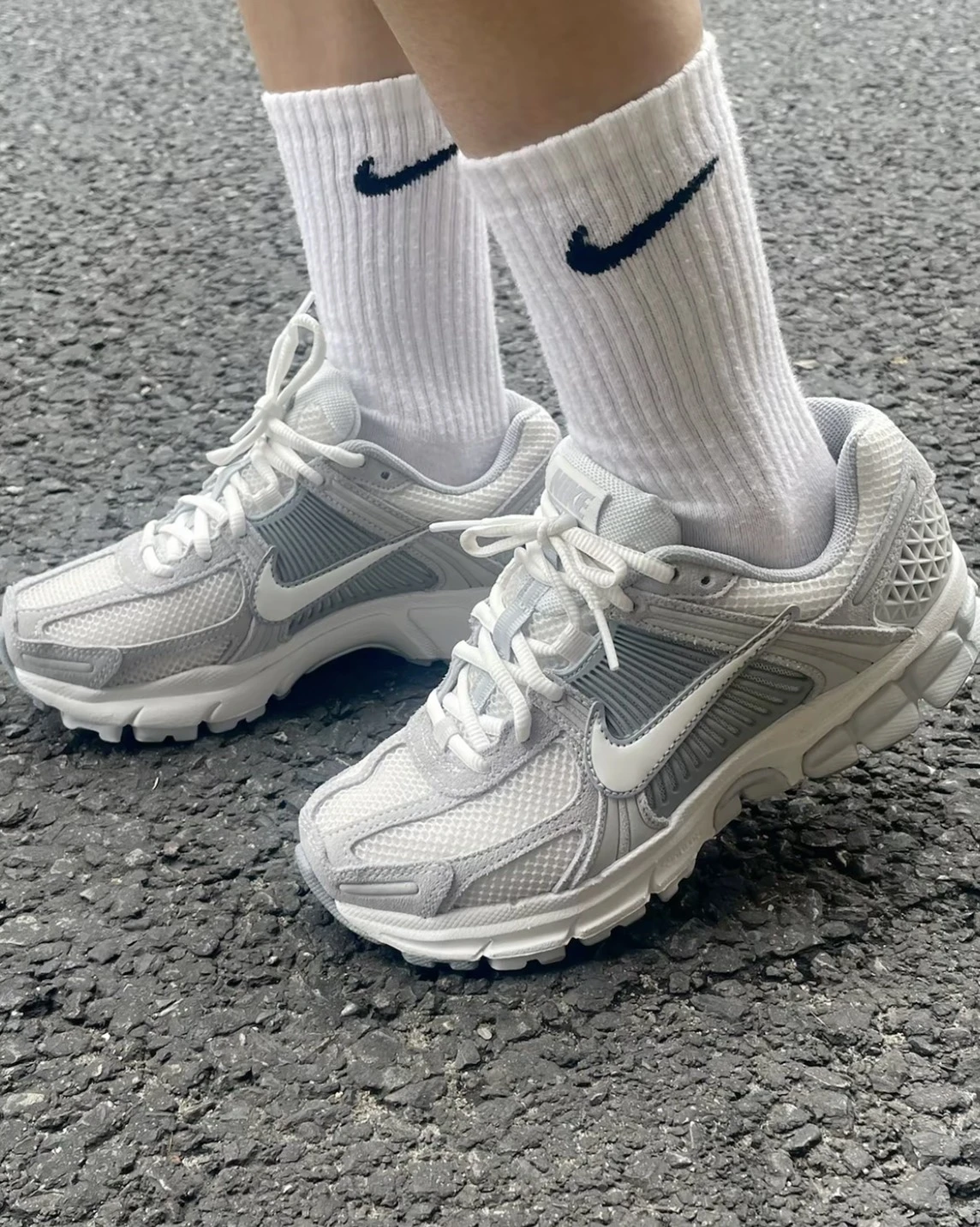 NIKE AIR ZOOM VOMERO 5 復古灰白(HQ0458-001)