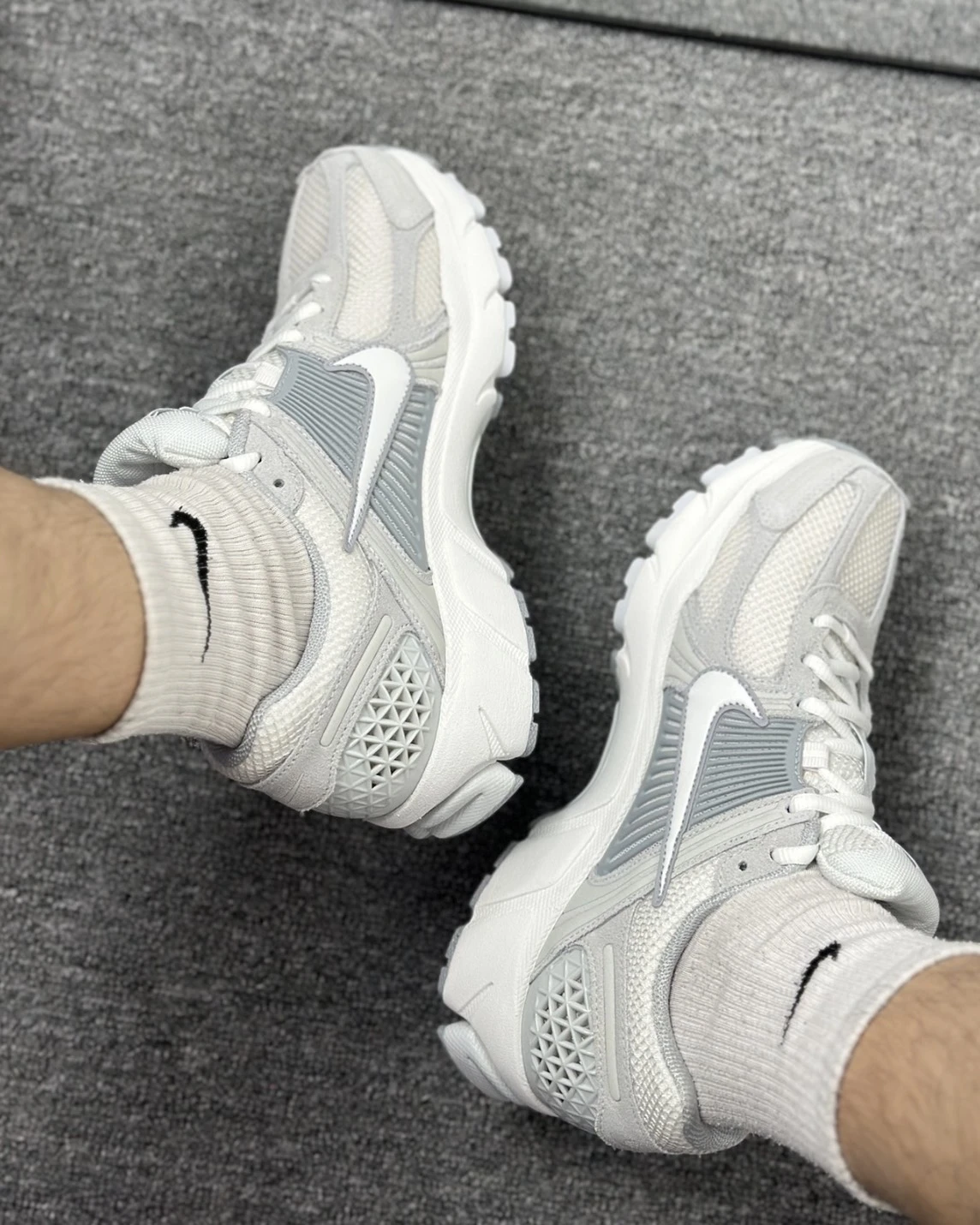 NIKE AIR ZOOM VOMERO 5 復古灰白(HQ0458-001)