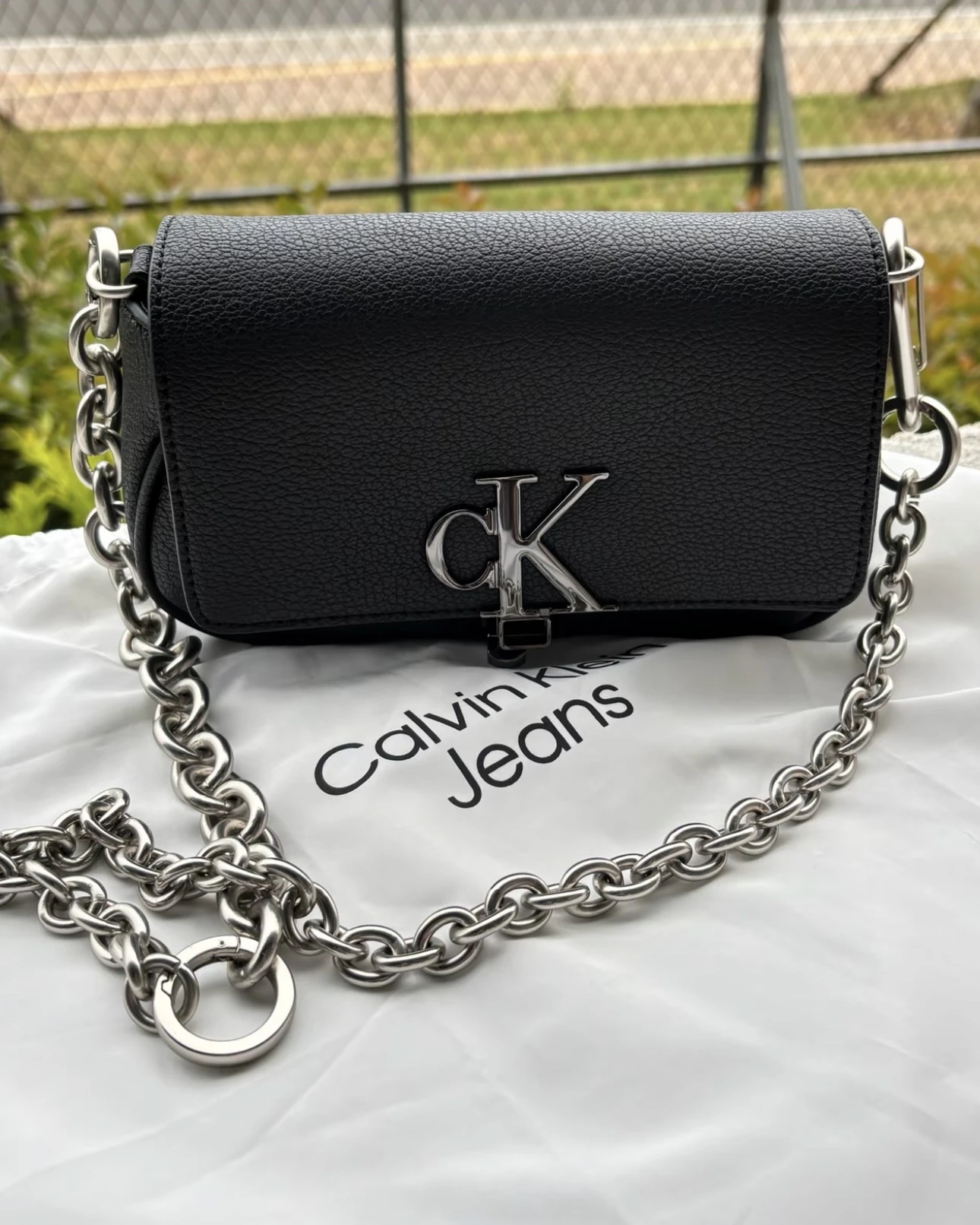 <輕奢時尚>Calvin Klein & CK字母旋扣 鏈條馬鞍包 荔枝紋