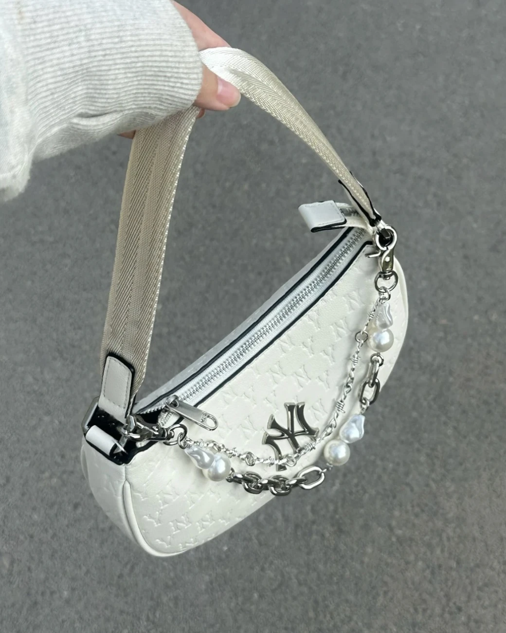 <韓味滿滿🇰🇷>MLB Monogram系列 復古老花滿印 珍珠腋下包(兩色可選)