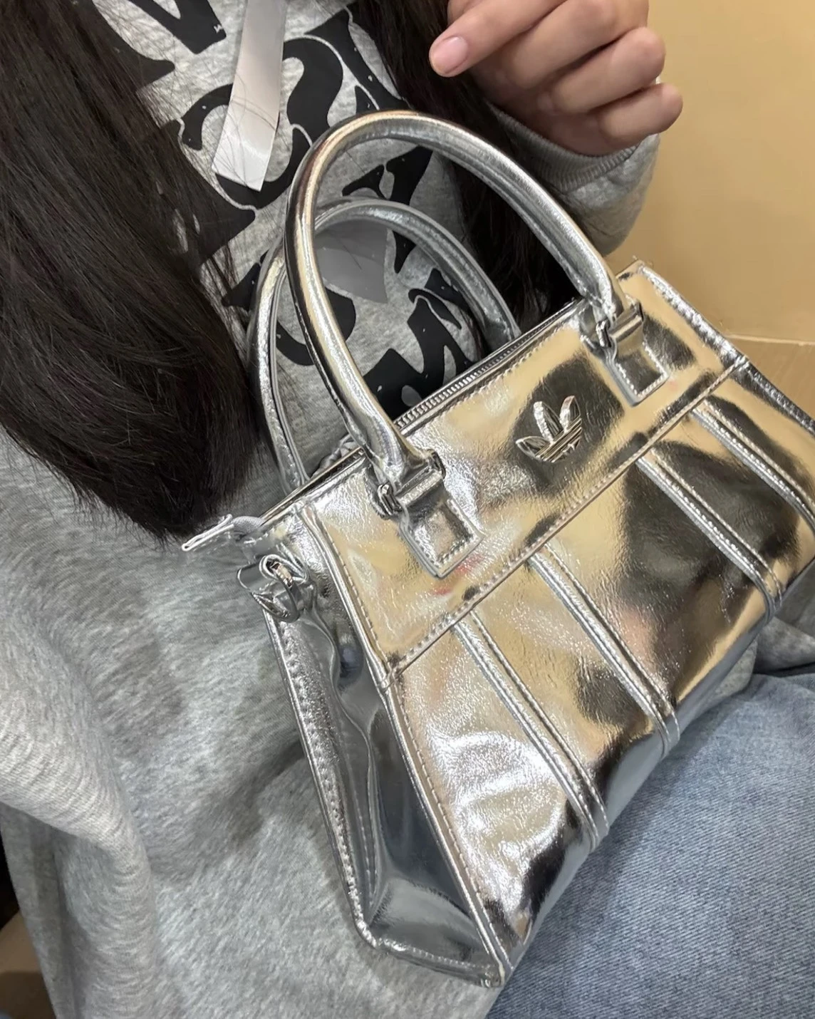 <好夏天!!>Adidas Originals 亮銀 機車包 手提 肩背包(JP0405)