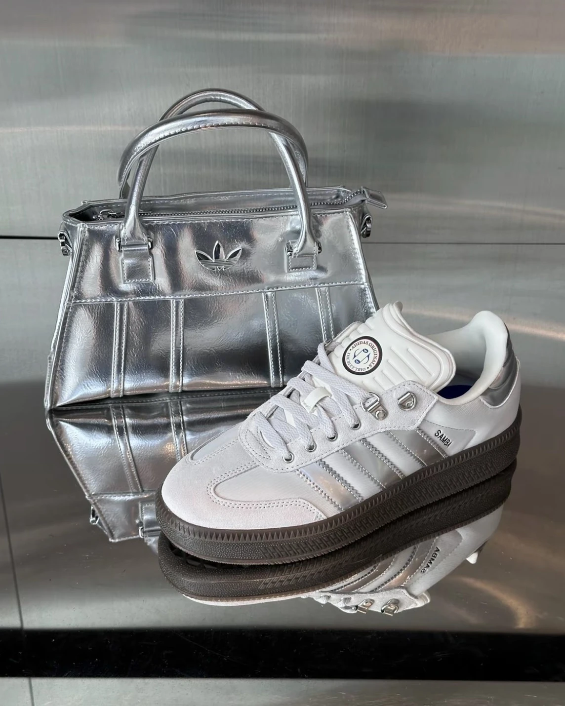 <好夏天!!>Adidas Originals 亮銀 機車包 手提 肩背包(JP0405)